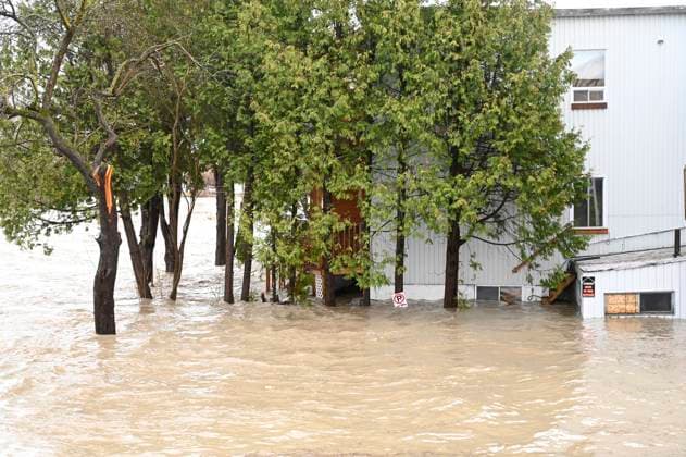 News Bilder des Tages May 1, 2023, BAIE SAINT-PAUL, PQ, CANADA: A house is surrounded flood waters from River Brtas-du-Nord, on Monday, May 1, 2023 in Baie-Saint-Paul, Quebec. In Baie-St-Paul around 90 kilometres northeast of the provincial capital, the mayor declared a state of emergency due to heavy rains that washed away roads and isolated homes. BAIE SAINT-PAUL CANADA  - ZUMAc35_ 20230501_zaf_c35_093 Copyright: xJacquesxBoissinotx