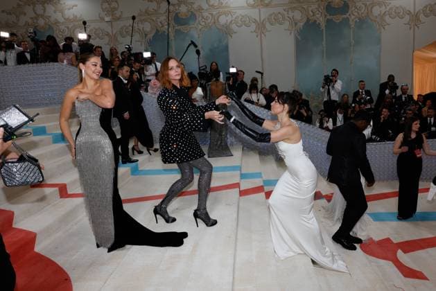 Madelyn Cline, Stella McCartney and Aubrey Plaza arrive on the red carpet for The Met Gala at The Metropolitan Museum of Art celebrating the opening of Karl Lagerfeld: A Line of Beauty in New York City on Monday, May 1, 2023.  NYP20230501275 JOHNxANGELILLO