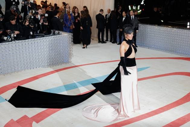 Jennifer Lopez arrives on the red carpet for The Met Gala at The Metropolitan Museum of Art celebrating the opening of Karl Lagerfeld: A Line of Beauty in New York City on Monday, May 1, 2023.  NYP20230501278 JOHNxANGELILLO