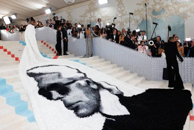 Bilder des Jahres 2023, Entertainment 05 Mai Entertainment Themen der Woche KW18 Entertainment Bilder des Tages Jeremy Pope arrives on the red carpet for The Met Gala at The Metropolitan Museum of Art celebrating the opening of Karl Lagerfeld: A Line of Beauty in New York City on Monday, May 1, 2023.  NYP20230501270 JOHNxANGELILLO