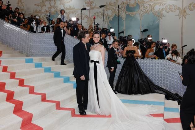 Brooklyn Beckham and Nicola Peltz arrive on the red carpet for The Met Gala at The Metropolitan Museum of Art celebrating the opening of Karl Lagerfeld: A Line of Beauty in New York City on Monday, May 1, 2023.  NYP20230501331 JOHNxANGELILLO