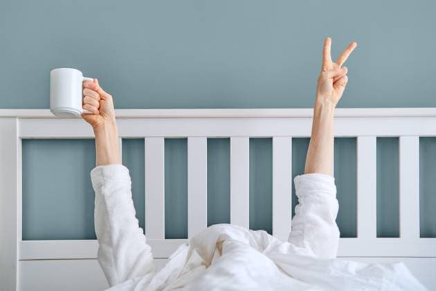 Creative Highlights Symbolbilder Ein Mann, der sich unter einer Decke versteckt, zeigt seine Hand mit dem Siegeszeichen und hält eine Tasse Kaffee. Der frühe Vogel fängt den Wurm Konzept *** a Man, the itself at a Ceiling hidden, shows its Hand with the Sign of Victory and holds a Cup Coffee the Early Vogel Catch the Worm Concept Copyright: imageBROKER/AlekseixIsachenko ibxaii09235083.jpg ,model released, Symbolfoto ,property released