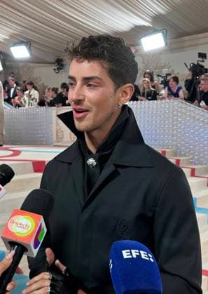 Spanish actor Manu Rios speaks to the media during the Met Gala 2023, in New York, USA, 01 May 2023. Met Gala in New York !ACHTUNG: NUR REDAKTIONELLE NUTZUNG!  Copyright: xOctavioxGuzmánx AME6123 20230502-2f4a97995a258e5696ccc63d975b7e7e9405dfe7