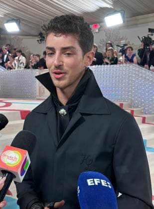 Spanish actor Manu Rios speaks to the media during the Met Gala 2023, in New York, USA, 01 May 2023. Met Gala in New York !ACHTUNG: NUR REDAKTIONELLE NUTZUNG!  Copyright: xOctavioxGuzmánx AME6122 20230502-aa5a4443798c7fb771c1de9668fe783191991bf5