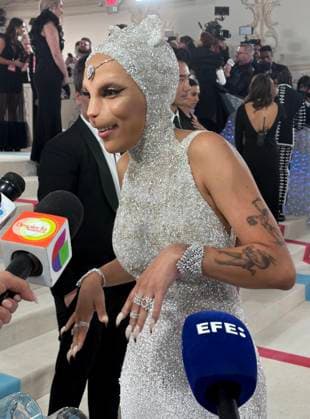US rapper Doja Cat speaks to the media during the Met Gala 2023, in New York, USA, 01 May 2023. Met Gala in New York !ACHTUNG: NUR REDAKTIONELLE NUTZUNG!  Copyright: xOctavioxGuzmánx AME6125 20230502-4c1a5e0df16518d8619426f00e25bc2c64e42653
