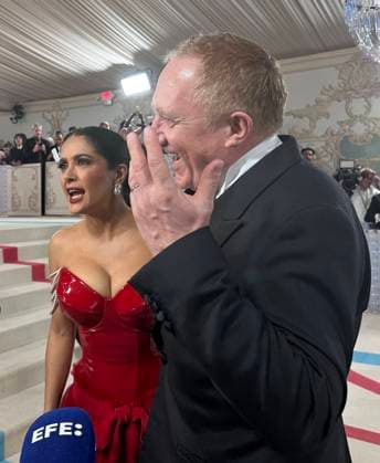 The Mexican actress Salma Hayek speaks to the media along with her husband, the French businessman François-Henri Pinault, during the Met Gala 2023 in New York, USA, 01 May 2023. Met Gala in New York !ACHTUNG: NUR REDAKTIONELLE NUTZUNG!  Copyright: xOctavioxGuzmánx AME6129 20230502-4ebcb1a67ab79b12a0b74fb11d4a53d562608c53