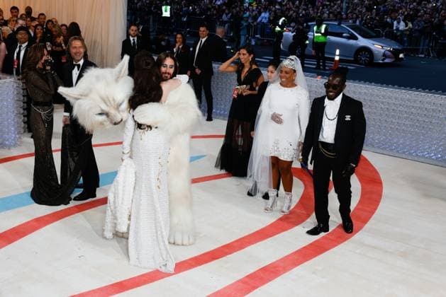 Anne Hathaway arrives on the red carpet for The Met Gala at The Metropolitan Museum of Art celebrating the opening of Karl Lagerfeld: A Line of Beauty in New York City on Monday, May 1, 2023.  NYP202305015067 JOHNxANGELILLO