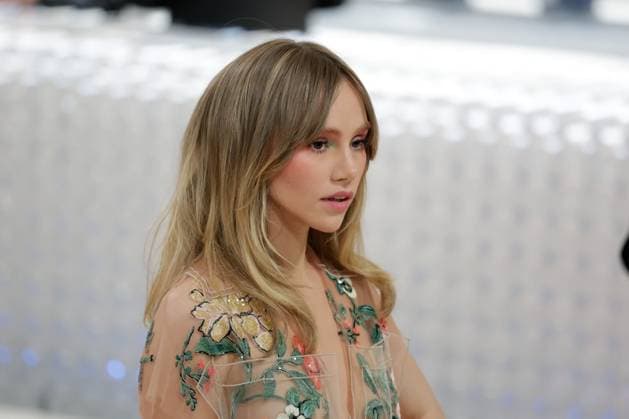 Suki Waterhouse and Robert Pattinson arrive on the red carpet for The Met Gala at The Metropolitan Museum of Art celebrating the opening of Karl Lagerfeld: A Line of Beauty in New York City on Monday, May 1, 2023.  NYP202305014007 JOHNxANGELILLO