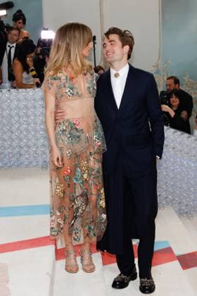 Suki Waterhouse and Robert Pattinson arrive on the red carpet for The Met Gala at The Metropolitan Museum of Art celebrating the opening of Karl Lagerfeld: A Line of Beauty in New York City on Monday, May 1, 2023.  NYP202305011236 JOHNxANGELILLO