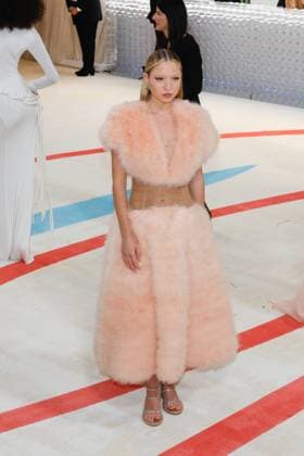 Lila Grace Moss arrives on the red carpet for The Met Gala at The Metropolitan Museum of Art celebrating the opening of Karl Lagerfeld: A Line of Beauty in New York City on Monday, May 1, 2023.  NYP20230501984 JOHNxANGELILLO