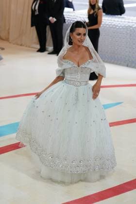 Penelope Cruz, wearing Chanel Couture at arrivals for Karl Lagerfeld: A Line of Beauty - The Costume Institute Met Gala - Part 1, The Metropolitan Museum of Art, New York, NY May 1, 2023. Photo By: Kristin Callahan Everett Collection at arrivals for Karl Lagerfeld: A Line of Beauty - The Costume Institute Met Gala - Part 1, The Metropolitan Museum of Art, New York, NY May 1, 2023. Photo By: Kristin Callahan Everett Collection PUBLICATIONXNOTxINxCANxCHNxFRAxITAxJPNxNORxPOLxRUSxESPxUKxUSA