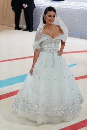 Penelope Cruz, wearing Chanel Couture at arrivals for Karl Lagerfeld: A Line of Beauty - The Costume Institute Met Gala - Part 1, The Metropolitan Museum of Art, New York, NY May 1, 2023. Photo By: Kristin Callahan Everett Collection at arrivals for Karl Lagerfeld: A Line of Beauty - The Costume Institute Met Gala - Part 1, The Metropolitan Museum of Art, New York, NY May 1, 2023. Photo By: Kristin Callahan Everett Collection PUBLICATIONXNOTxINxCANxCHNxFRAxITAxJPNxNORxPOLxRUSxESPxUKxUSA