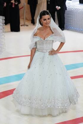 Penelope Cruz, wearing Chanel Couture at arrivals for Karl Lagerfeld: A Line of Beauty - The Costume Institute Met Gala - Part 1, The Metropolitan Museum of Art, New York, NY May 1, 2023. Photo By: Kristin Callahan Everett Collection at arrivals for Karl Lagerfeld: A Line of Beauty - The Costume Institute Met Gala - Part 1, The Metropolitan Museum of Art, New York, NY May 1, 2023. Photo By: Kristin Callahan Everett Collection PUBLICATIONXNOTxINxCANxCHNxFRAxITAxJPNxNORxPOLxRUSxESPxUKxUSA