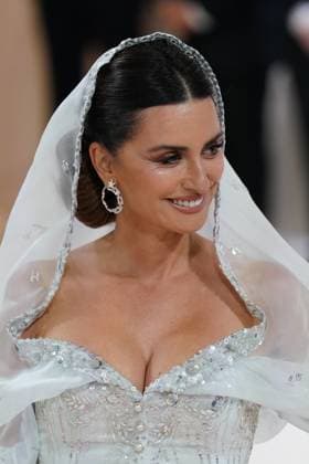 Penelope Cruz, wearing Chanel Couture at arrivals for Karl Lagerfeld: A Line of Beauty - The Costume Institute Met Gala - Part 1, The Metropolitan Museum of Art, New York, NY May 1, 2023. Photo By: Kristin Callahan Everett Collection at arrivals for Karl Lagerfeld: A Line of Beauty - The Costume Institute Met Gala - Part 1, The Metropolitan Museum of Art, New York, NY May 1, 2023. Photo By: Kristin Callahan Everett Collection PUBLICATIONXNOTxINxCANxCHNxFRAxITAxJPNxNORxPOLxRUSxESPxUKxUSA