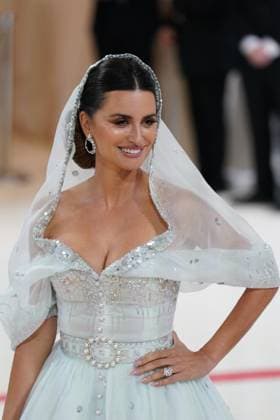 Penelope Cruz, wearing Chanel Couture at arrivals for Karl Lagerfeld: A Line of Beauty - The Costume Institute Met Gala - Part 1, The Metropolitan Museum of Art, New York, NY May 1, 2023. Photo By: Kristin Callahan Everett Collection at arrivals for Karl Lagerfeld: A Line of Beauty - The Costume Institute Met Gala - Part 1, The Metropolitan Museum of Art, New York, NY May 1, 2023. Photo By: Kristin Callahan Everett Collection PUBLICATIONXNOTxINxCANxCHNxFRAxITAxJPNxNORxPOLxRUSxESPxUKxUSA