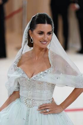 Penelope Cruz, wearing Chanel Couture at arrivals for Karl Lagerfeld: A Line of Beauty - The Costume Institute Met Gala - Part 1, The Metropolitan Museum of Art, New York, NY May 1, 2023. Photo By: Kristin Callahan Everett Collection at arrivals for Karl Lagerfeld: A Line of Beauty - The Costume Institute Met Gala - Part 1, The Metropolitan Museum of Art, New York, NY May 1, 2023. Photo By: Kristin Callahan Everett Collection PUBLICATIONXNOTxINxCANxCHNxFRAxITAxJPNxNORxPOLxRUSxESPxUKxUSA