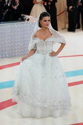 Penelope Cruz, wearing Chanel Couture at arrivals for Karl Lagerfeld: A Line of Beauty - The Costume Institute Met Gala - Part 1, The Metropolitan Museum of Art, New York, NY May 1, 2023. Photo By: Kristin Callahan Everett Collection at arrivals for Karl Lagerfeld: A Line of Beauty - The Costume Institute Met Gala - Part 1, The Metropolitan Museum of Art, New York, NY May 1, 2023. Photo By: Kristin Callahan Everett Collection PUBLICATIONXNOTxINxCANxCHNxFRAxITAxJPNxNORxPOLxRUSxESPxUKxUSA