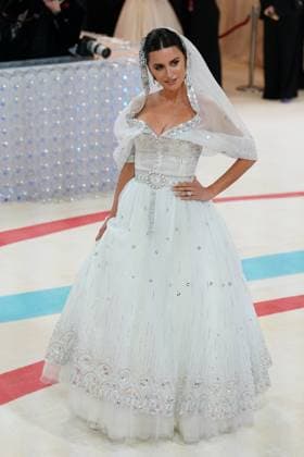 Penelope Cruz, wearing Chanel Couture at arrivals for Karl Lagerfeld: A Line of Beauty - The Costume Institute Met Gala - Part 1, The Metropolitan Museum of Art, New York, NY May 1, 2023. Photo By: Kristin Callahan Everett Collection at arrivals for Karl Lagerfeld: A Line of Beauty - The Costume Institute Met Gala - Part 1, The Metropolitan Museum of Art, New York, NY May 1, 2023. Photo By: Kristin Callahan Everett Collection PUBLICATIONXNOTxINxCANxCHNxFRAxITAxJPNxNORxPOLxRUSxESPxUKxUSA