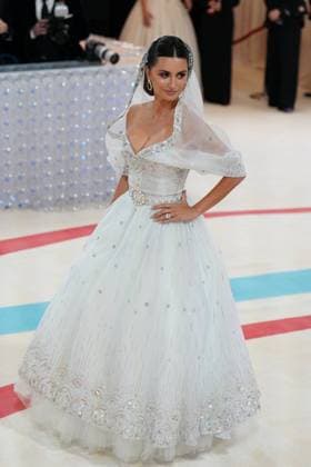 Penelope Cruz, wearing Chanel Couture at arrivals for Karl Lagerfeld: A Line of Beauty - The Costume Institute Met Gala - Part 1, The Metropolitan Museum of Art, New York, NY May 1, 2023. Photo By: Kristin Callahan Everett Collection at arrivals for Karl Lagerfeld: A Line of Beauty - The Costume Institute Met Gala - Part 1, The Metropolitan Museum of Art, New York, NY May 1, 2023. Photo By: Kristin Callahan Everett Collection PUBLICATIONXNOTxINxCANxCHNxFRAxITAxJPNxNORxPOLxRUSxESPxUKxUSA