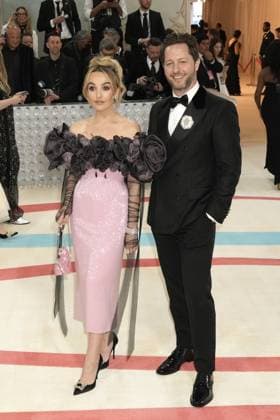 Arrivals for the 2023 Met Gala - Karl Lagerfeld: A Line Of Beauty at the Metropolitan Museum of Art. Featuring: Chloe Fineman, Derek Blasberg Where: New York, New York, United States When: 01 May 2023 Credit: Jennifer Graylock INSTARimages **Jennifer Graylock-Graylock.com** Copyright: xJenniferxGraylock-Graylock.comx 52672107 EDITORIAL USE ONLY. NOT FOR USE BY NEWSPAPERS BASED IN THE UK.