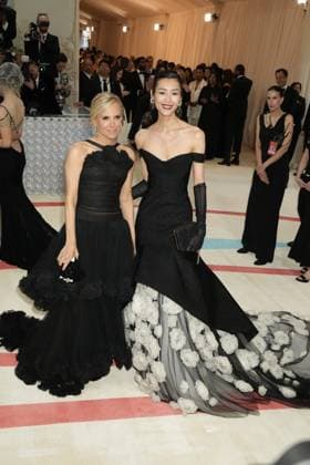 Arrivals for the 2023 Met Gala - Karl Lagerfeld: A Line Of Beauty at the Metropolitan Museum of Art. Featuring: Tory Burch, Liu Wen Where: New York, New York, United States When: 01 May 2023 Credit: Jennifer Graylock INSTARimages **Jennifer Graylock-Graylock.com** Copyright: xJenniferxGraylock-Graylock.comx 52672176 EDITORIAL USE ONLY. NOT FOR USE BY NEWSPAPERS BASED IN THE UK.
