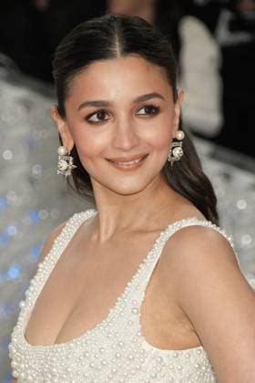 Arrivals for the 2023 Met Gala - Karl Lagerfeld: A Line Of Beauty at the Metropolitan Museum of Art. Featuring: Alia Bhatt Where: New York, New York, United States When: 01 May 2023 Credit: Jennifer Graylock INSTARimages **Jennifer Graylock-Graylock.com** Copyright: xJenniferxGraylock-Graylock.comx 52672183 EDITORIAL USE ONLY. NOT FOR USE BY NEWSPAPERS BASED IN THE UK.