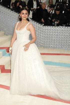 Arrivals for the 2023 Met Gala - Karl Lagerfeld: A Line Of Beauty at the Metropolitan Museum of Art. Featuring: Alia Bhatt Where: New York, New York, United States When: 01 May 2023 Credit: Jennifer Graylock INSTARimages **Jennifer Graylock-Graylock.com** Copyright: xJenniferxGraylock-Graylock.comx 52672184 EDITORIAL USE ONLY. NOT FOR USE BY NEWSPAPERS BASED IN THE UK.