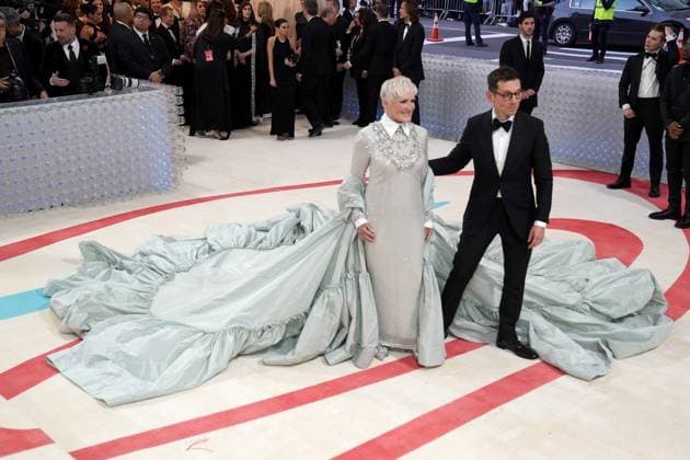 Glenn Close, Erdem Moralioglu at arrivals for Karl Lagerfeld: A Line of Beauty - The Costume Institute Met Gala - Part 3, The Metropolitan Museum of Art, New York, NY May 1, 2023. Photo By: Kristin Callahan Everett Collection at arrivals for Karl Lagerfeld: A Line of Beauty - The Costume Institute Met Gala - Part 3, The Metropolitan Museum of Art, New York, NY May 1, 2023. Photo By: Kristin Callahan Everett Collection PUBLICATIONXNOTxINxCANxCHNxFRAxITAxJPNxNORxPOLxRUSxESPxUKxUSA