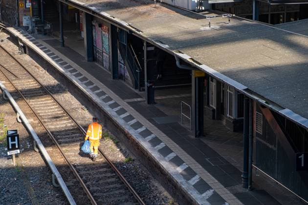 Leerer S-Bahnhof Schönhauser Allee in Berlin. Hinweistafeln informieren über der Warnstreik Auch die Berliner S-Bahn ist von dem bundesweiten Warnstreik der Gewerkschaft EVG im Bahnverkehr betroffen. Mitarbeiter der S-Bahn nutzen die Zeit ohne Zugverkehr, um die Gleise von Müll zu reinigen. Empty Schönhauser Allee S-Bahn station in Berlin. Information boards inform about the warning strike Also the Berlin S-Bahn is affected by the nationwide warning strike of the union EVG in rail transport. Employees of the S-Bahn use the time without train service to clean the tracks from trash. Warnstreik der EVG legt Bahnverkehr in Deutschland lahm *** Empty Schönhauser Allee S-Bahn station in Berlin Information boards inform about the warning strike s_p20230421-0701.jpg