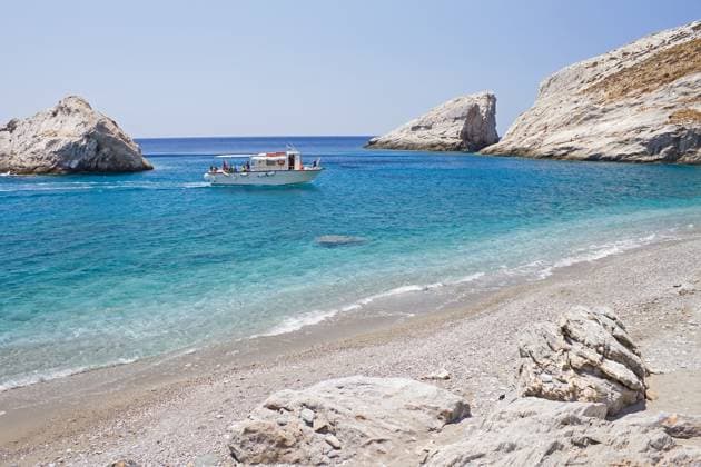 A boat transferring tourists arrives at the remote Katergo beach, Folegandros island, Greece Copyright: xGeorgiosxAlexandrisx xDesignxPicsx , 30700820 Copyright: GeorgiosxAlexandrisx xDesignxPics 30700820