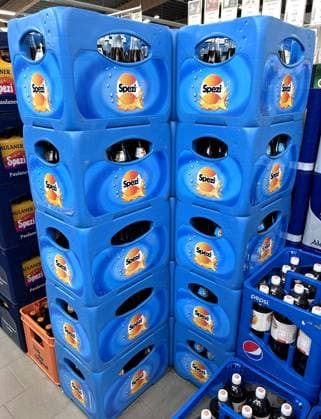 Bayern, Deutschland 02. Mai 2023: Hier der Blick auf Getränkekisten, Getränkekiste, Flaschenkasten, Getränkekasten in einem Getränkemarkt, Glasflasche, Pfand, Pfandflasche, Mehrwegpfandflasche, Flaschenpfand, Pfandsystem, Glasflasche, hier einige Kästen gestapelt, Spezi, das Original, Riegele, Erfrischungsgetränk *** Bavaria, Germany 02 May 2023 Here the view of beverage crates, beverage crate, bottle crate, beverage crate in a beverage market, glass bottle, deposit, deposit bottle, returnable deposit bottle, bottle deposit, deposit system, glass bottle, here some crates stacked, Spezi, the original, Riegele, soft drink