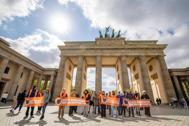 News Themen der Woche KW18 News Bilder des Tages Protestmarsch der Letzte Generation Unter den Linden, Die letzte Generation traf sich am Dienstnachmittag vor dem Brandenburger Tor und lief als geschlossene Gruppe (Protestmarsch) auf der Straße Unter den Linden - Begleitet durch die Berliner Polizei. Berlin Berlin Deutschland *** Protest march of the Last Generation Unter den Linden, The Last Generation met on duty afternoon in front of the Brandenburg Gate and walked as a united group protest march on the street Unter den Linden Accompanied by the Berlin Police Berlin Berlin Germany