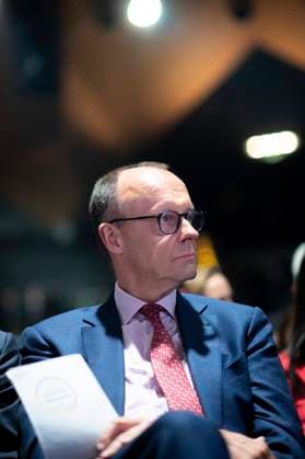 Friedrich Merz, Zukunftskongress CDU DEU, Deutschland, Germany, Berlin, 27.04.2023 Friedrich Merz , Fraktionsvorsitzender der CDU CSU und Vorsitzender der CDU, beim Zukunftskongress unter dem Motto Deutschland kann es besser Wirtschaft staerken Klima schuetzen Arbeit schaffen im Tempodrom in Berlin, Deutschland. Die CDU diskutiert mit Forschern und innovativen Unternehmen, wie Klimaschutz zum Erneuerungs- und Wachstumsmotor der Wirtschaft wird und so Arbeitsplaetze, Wohlstand und soziale Sicherheit foerdern en: Friedrich Merz, parliamentary group leader of the CDU CSU and chairman of the CDU, at the future congress under the motto Germany can do it better strengthen the economy protect the climate create work at the Tempodrom in Berlin, Ger