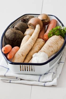 Gemüse Stillleben mit Pastinaken, Karotten und anderen klassischen Gemüse, dekoriert im Landhausstil. Still life with parsnips, carrots and other classical vegetables decorated in the country style. Copyright: xZoonar.com EvaxGruendemannx 2226886
