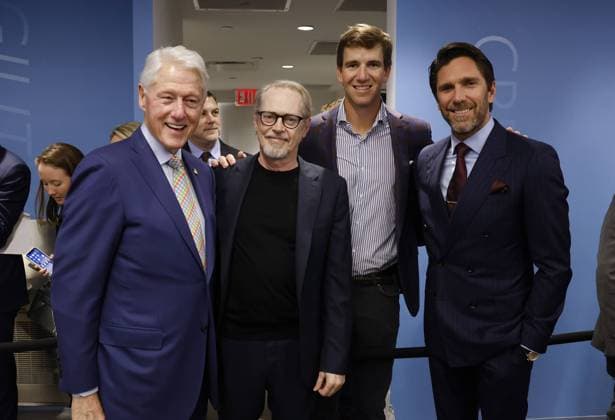 Bilder des Jahres 2023, News 05 Mai News Themen der Woche KW18 Entertainment Bilder des Tages Former President of the United States Bill Clinton, actor Steve Buscemi, former New York Giants quarterback Eli Manning and former New York Rangers goalie Henrik Lundqvist stand together at the 2023 BTIG Commissions for Charity Day in New York City on May 2, 2023.  NYP202305021006 JOHNxANGELILLO