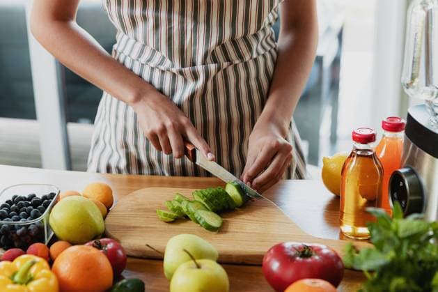 Close up on young housewife woman hands slicing cucumber with kitchen knife Close up on housewife woman, girl hands slicing cucumber at kitchen on chopping board. Female making healthy low calories salad, prepare green detox shake or smoothie for dieting eating at home. ,model released, Symbolfoto Copyright: xZoonar.com LenaxIvanovax 19091863 ,model released, Symbolfoto ,property released