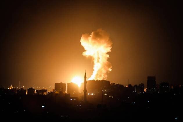 Bilder des Jahres 2023, News 05 Mai News Themen der Woche KW18 News Bilder des Tages May 2, 2023, Gaza, Gaza: Smoke rises above buildings in Gaza City on the Palestinian enclave. .The Israeli military traded fire with Gaza militants in a flare-up of violence following the death in Israeli custody of a Palestinian prisoner on hunger strike. Gaza Gaza - ZUMAs197 20230502_zaa_s197_389 Copyright: xNidalxAlwaheidix