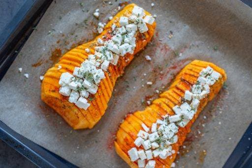IMAGO Creative, Herbst, Food, Ofenkürbis RECORD DATE NOT STATED The baked butternut pumpkin with feta cheese and herbs *** der gebacken Butternuss Kürbis mit feta Käse und Kraeuter 3550850