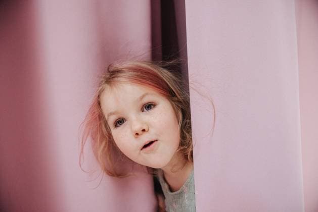 Creative Highlights Symbolbilder surprised girl on the background of pink curtains Moscow, Moscow, Russia CR_QZAL230225-1136580-01 ,model released, Symbolfoto