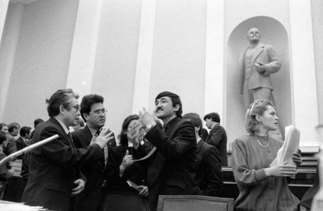 Congress of Northern Indigenous Peoples in Moscow 8423812 30.03.1990 The first congress of the indigenous peoples of the North, Siberia and the Far East of Russia, held in Moscow on March 30-31, 1990 in the Grand Kremlin Palace. Congress delegates in between sessions. Sergey Samokhin Moscow Russia  Copyright: xSergeyxSamokhinx