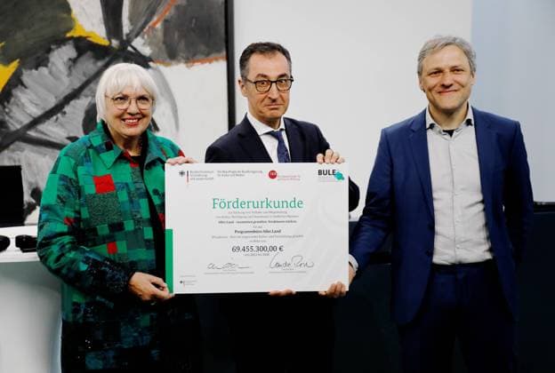 News Themen der Woche KW18 News Bilder des Tages Kulturstaatsministerin Claudia Roth, Bundesminister für Ernährung und Landwirtschaft, Cem Özdemir, Samo Darian, Leiter des Programmbüros Aller.Land, Deutschland, Berlin, Bundeskanzleramt, Übergabe Förderurkunde und Pressestatements von Kulturstaatsministerin Roth und Bundeslandwirtschaftsminister Özdemir zur Förderung von Kultur, Beteiligung und Demokratie im ländlichen Raum *** Minister of State for Culture Claudia Roth, Federal Minister for Food and Agriculture, Cem Özdemir, Samo Darian, Head of the Program Office Aller Land, Germany, Berlin, Federal Chancellery, handover of funding certificate and press statements by Minister of State for Culture Roth and Federal Minister of Agriculture Özdemir on the promotion of culture, participation