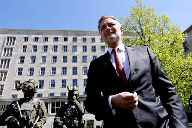 News Bilder des Tages Christian Lindner, Bundesminister der Finanzen, FDP, und Zollbeamte im Garten des Bundesfinanzministeriums, bei der Vorstellung der neuen Strategie zur Bekaempfung der Organisierten Kriminalitaet, DEU, Berlin, 03.05.2023 *** Christian Lindner, Federal Minister of Finance, FDP, and customs officials in the garden of the Federal Ministry of Finance, at the presentation of the new strategy to fight organized crime, DEU, Berlin, 03 05 2023