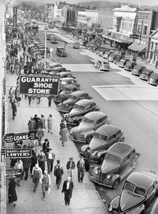 High Angle View Street Scene, Gadsden, Alabama, USA, John Vachon, U.S. Office of War Information, December 1940  Copyright: xCircaxImagesx ghi-circa11635