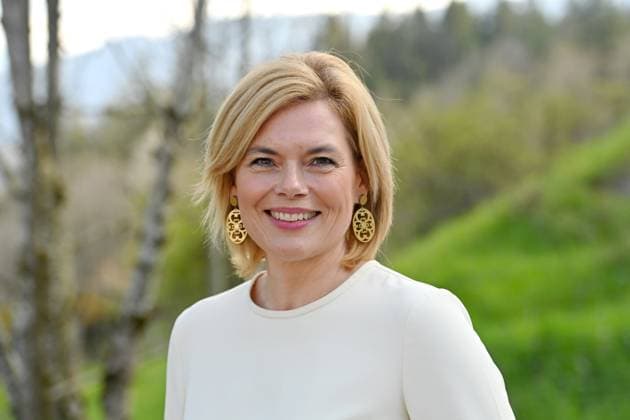 News Themen der Woche KW18 News Bilder des Tages Julia KLOECKNER (CSU;MdB,Politikerin), Einzelbild,angeschnittenes Einzelmotiv,Portraet,Portrait,Porträt. Ludwig Erhard Gipfel 2023 auf Gut Kaltenbrunn am Tegernsee am 03.05.2023 *** Julia KLOECKNER CSU MdB, politician, single picture, cut single motive, Portraet, portrait, portrait Ludwig Erhard summit 2023 on property Kaltenbrunn on the Tegernsee on 03 05 2023