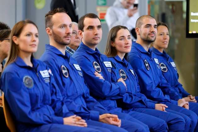 News Bilder des Tages Die angehenden Astronauten (2.v.l.) Mediziner Marco Sieber (CH), Biomediziningenieur Raphael Liegeois (BEL), Astrophysikerin Rosemary Coogan (GBR), Luft- und Raumfahrtingenieur Pablo Alvarez Fernandez (ESP) und Ingenieurin und Pilotin Sophie Adenot (FRA) werden im Europäischen Astronautenzentrum (EAC) der ESA vorgestellt. Die fünf angehenden Astronauten treten ihren Dienst im Europäischen Astronautenzentrum an und durchlaufen Trainings gemäß den Vorgaben der Partner der Internationalen Raumstation ISS. Ebenfalls bei der ESA trainiert (l.) Luft- und Raumfahrtingenieurin Katherine Bennell-Pegg (AUS), obwohl sie zur Australian Space Agency (ASA) gehört. Köln, 03.05.2023 NRW Deutschland *** The prospective astronauts 2 v l Medical scient Copyright: xChristophxHardtx