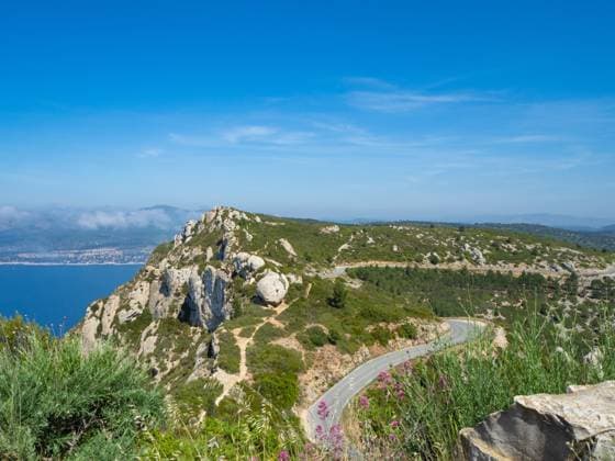 Calanques, France - May 18th 2022: View from Cap Canaille over the route de cretes towards cassis Hiking over the highest cliffs of France, above the Mediterranean Sea. Situation at Cap Canaille with view over Route des Cretes towards the bay of Cassis Copyright: xZoonar.com ThomasxStoiberx 19323579
