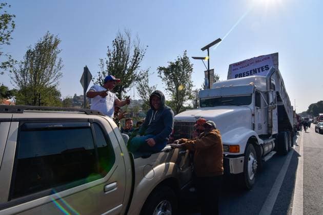 Mexiko, LKW Proteste für faire Löhne in Toluca May 03 ,2023 Toluca, Mexico : Transporters from different parts of the State of Mexico demonstrated by placing more than 100 dump trucks in the streets of downtown Toluca City, where they demanded fair rates and equitable work from the government, since they denounced that the authorities in the municipalities give preference to a single union that monopolizes the freight services. on May 03, 2023 in Toluca, Mo xico. Toluca Mexico - ZUMAe321 20230504_zia_e321_005 Copyright: xArturoxHernandezx