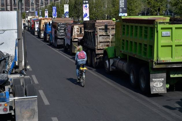 Mexiko, LKW Proteste für faire Löhne in Toluca May 03 ,2023 Toluca, Mexico : Transporters from different parts of the State of Mexico demonstrated by placing more than 100 dump trucks in the streets of downtown Toluca City, where they demanded fair rates and equitable work from the government, since they denounced that the authorities in the municipalities give preference to a single union that monopolizes the freight services. on May 03, 2023 in Toluca, Mo xico. Toluca Mexico - ZUMAe321 20230504_zia_e321_006 Copyright: xArturoxHernandezx
