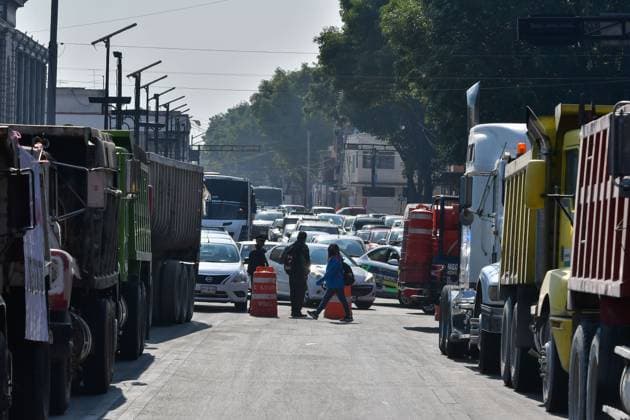 Mexiko, LKW Proteste für faire Löhne in Toluca May 03 ,2023 Toluca, Mexico : Transporters from different parts of the State of Mexico demonstrated by placing more than 100 dump trucks in the streets of downtown Toluca City, where they demanded fair rates and equitable work from the government, since they denounced that the authorities in the municipalities give preference to a single union that monopolizes the freight services. on May 03, 2023 in Toluca, Mo xico. Toluca Mexico - ZUMAe321 20230504_zia_e321_007 Copyright: xArturoxHernandezx