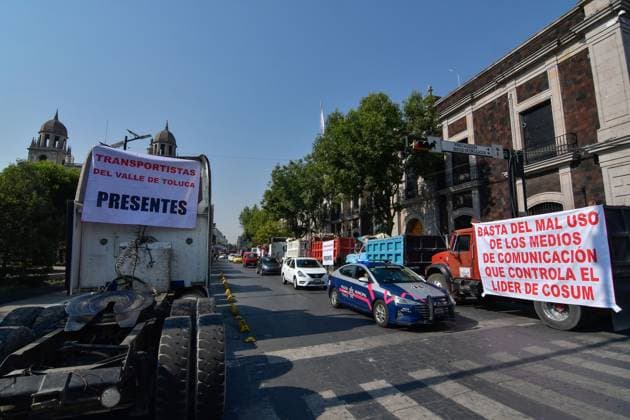 Mexiko, LKW Proteste für faire Löhne in Toluca May 03 ,2023 Toluca, Mexico : Transporters from different parts of the State of Mexico demonstrated by placing more than 100 dump trucks in the streets of downtown Toluca City, where they demanded fair rates and equitable work from the government, since they denounced that the authorities in the municipalities give preference to a single union that monopolizes the freight services. on May 03, 2023 in Toluca, Mo xico. Toluca Mexico - ZUMAe321 20230504_zia_e321_012 Copyright: xArturoxHernandezx